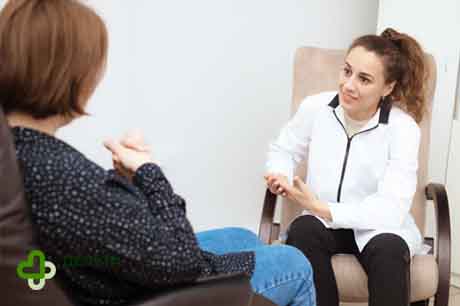 Врач разговаривает с пациенткой на приёме